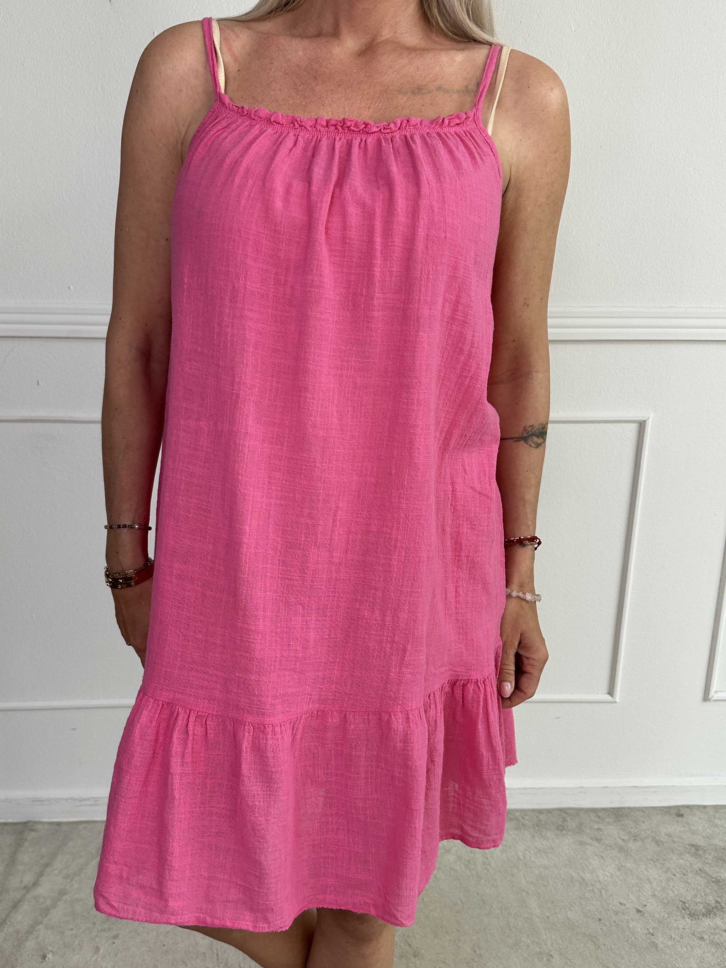 Aegle - Bomulds stropkjole i hørlignende stof med flæsekant